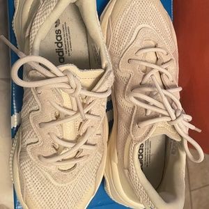 Adidas OZWEEGO W size 6